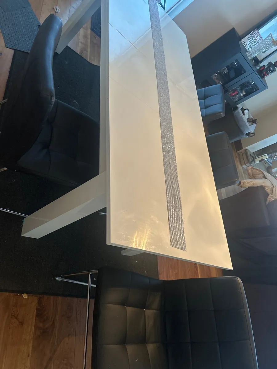 white kitchen table and 6 chairs 150 euro - Image 1