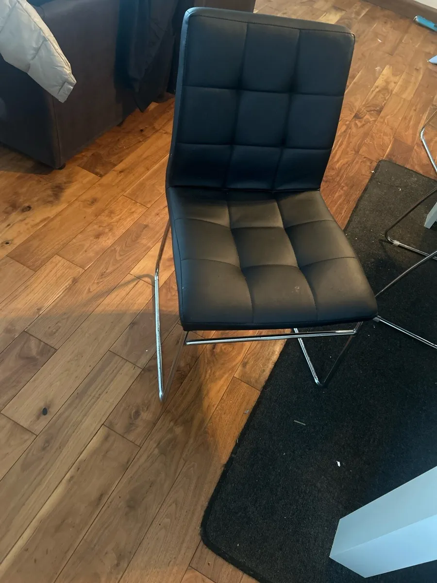 white kitchen table and 6 chairs 150 euro - Image 2