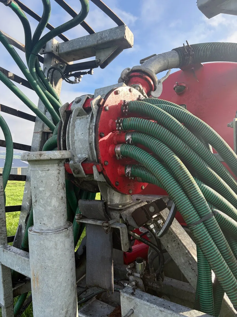 Hi-Spec 2300gal Tanker with trailing shoe - Image 2