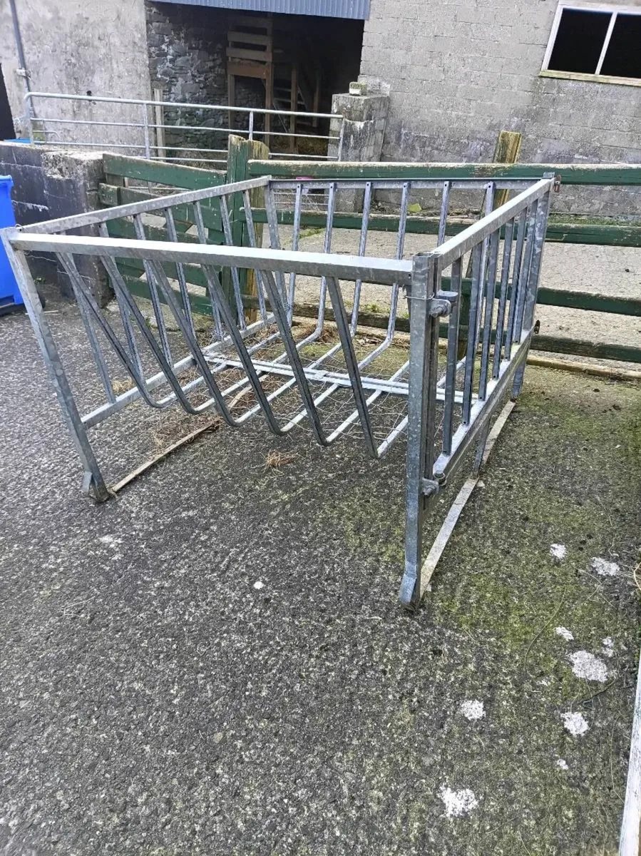 Galvanized round bale feeder - Image 1