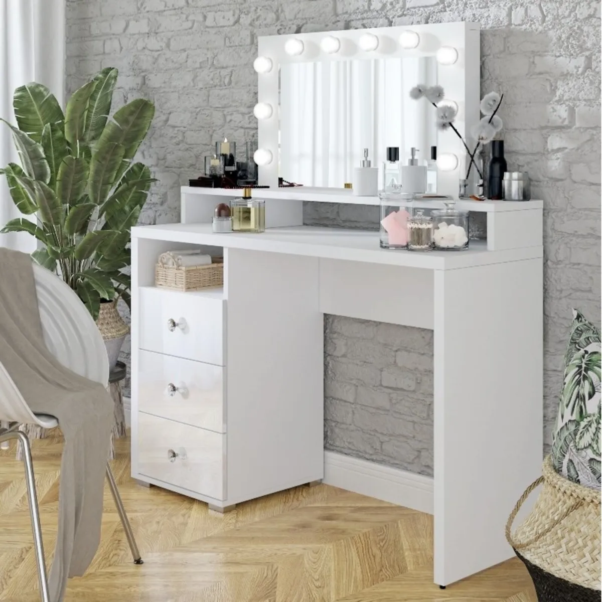 Dressing table - Image 1