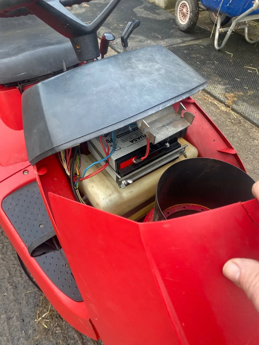 Ride on lawnmower - Image 3