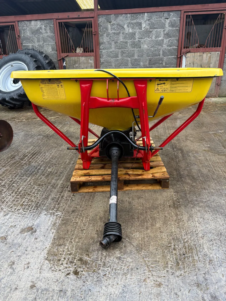 Cosmo Fertiliser Spreader - Image 3