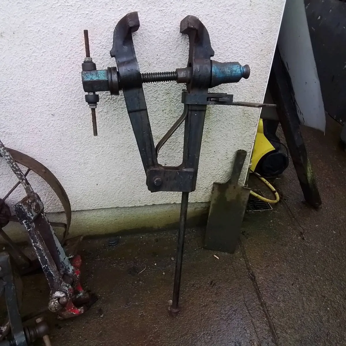 BLACKSMITHS LEG VICE - Image 1