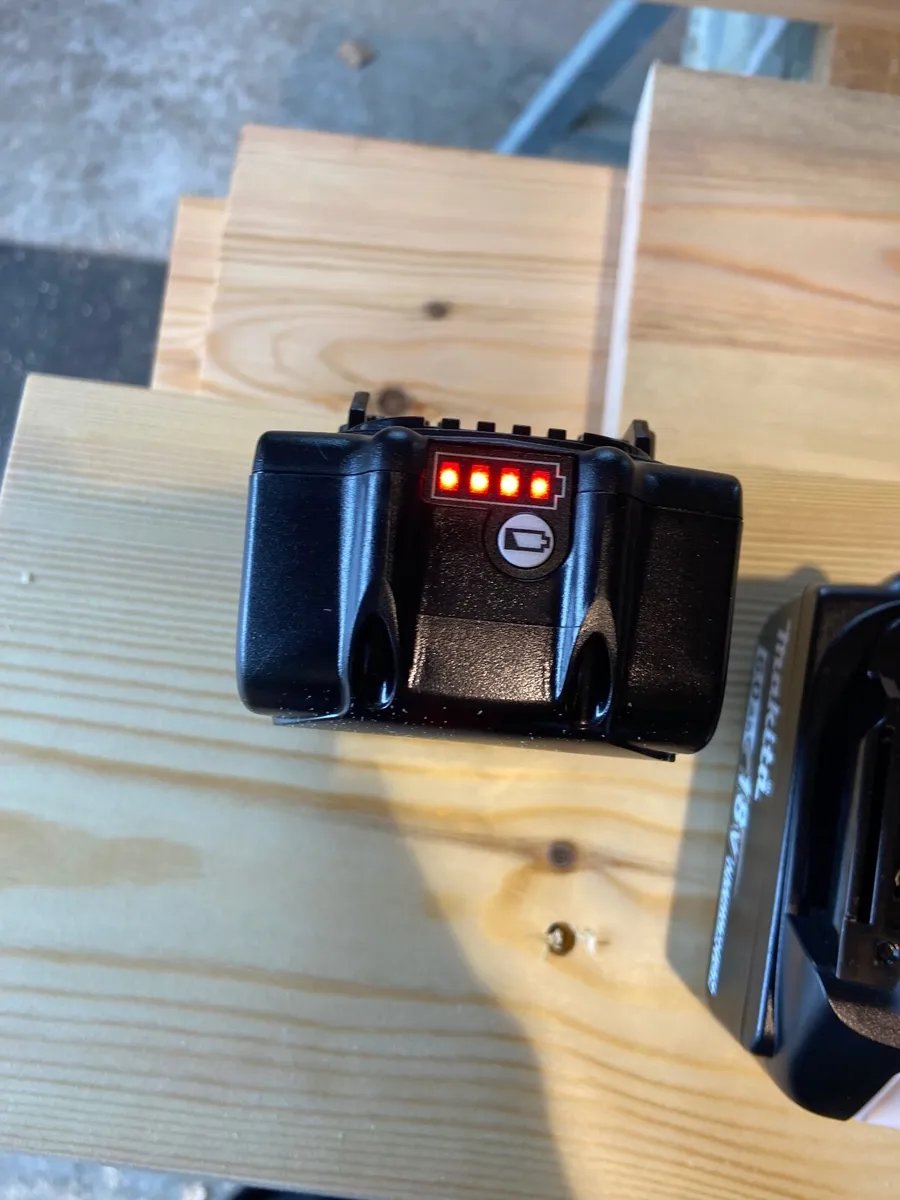 3 Makita 6 ah batteries - Image 2