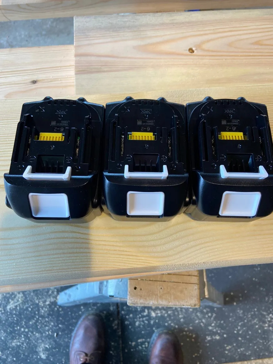 3 Makita 6 ah batteries - Image 4