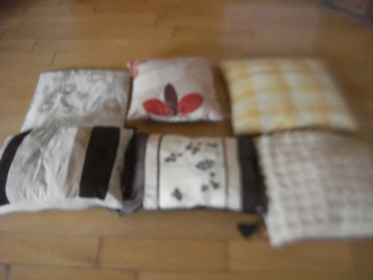 6 ASSORTED CUSHIONS, VARIOUS COLOURS. - Image 4