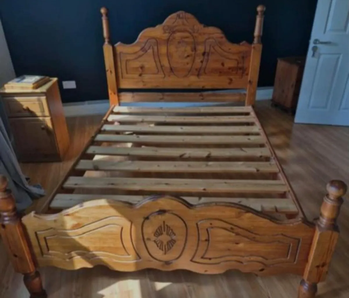 Solid pine bed