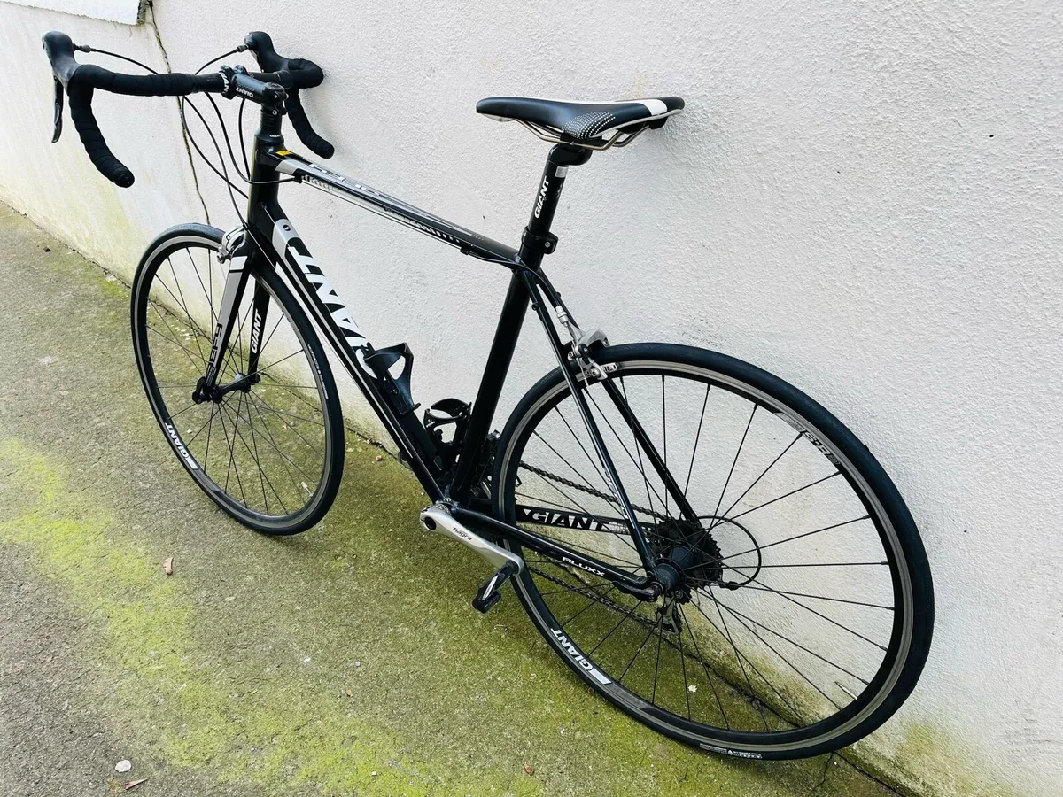 Giant defy 2 road bike - Image 4