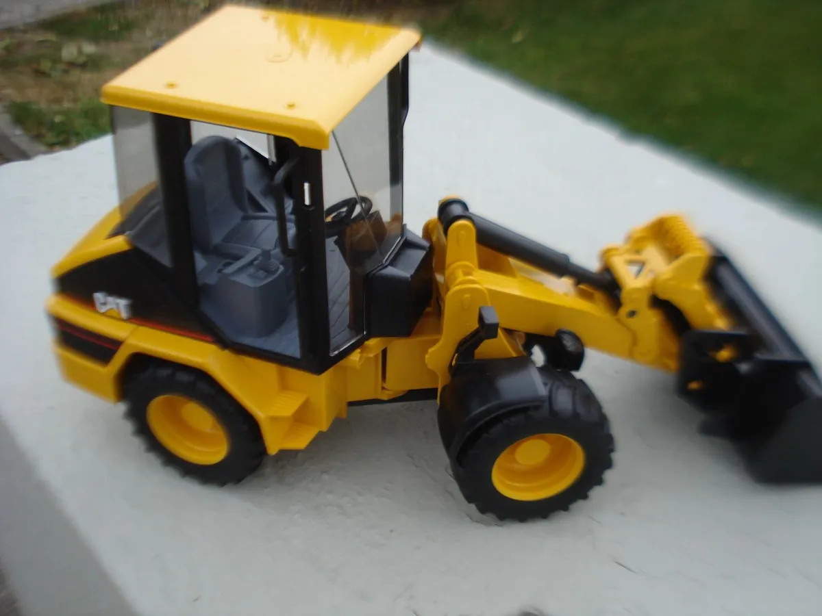 LARGE BRUDER CAT REAL RUBBER WHEELS LOADER. - Image 1