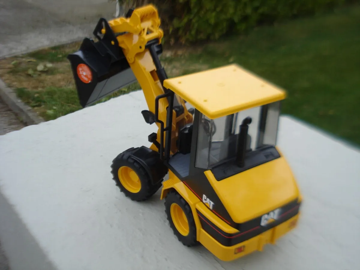 LARGE BRUDER CAT REAL RUBBER WHEELS LOADER. - Image 3