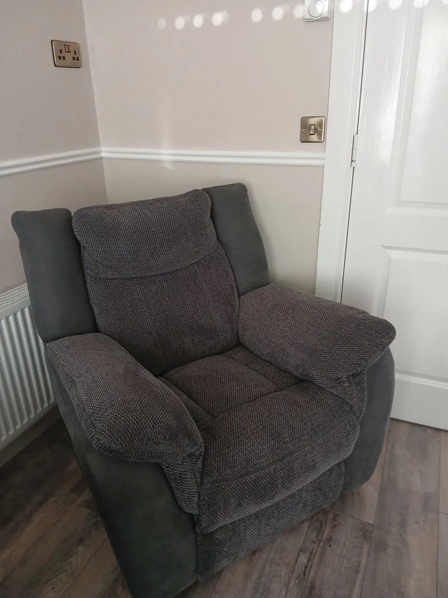 Sofa and two arm chairs - Image 2