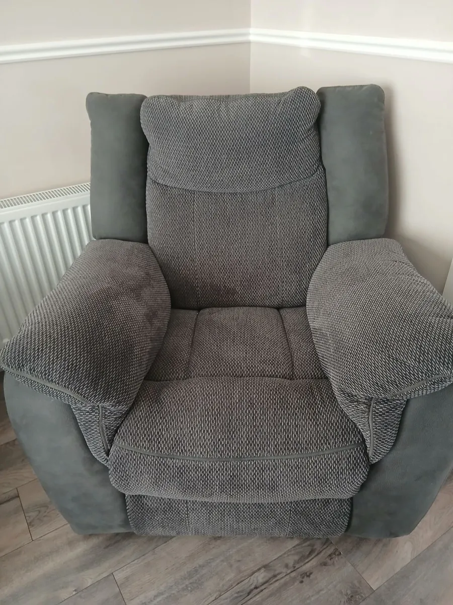 Sofa and two arm chairs - Image 3