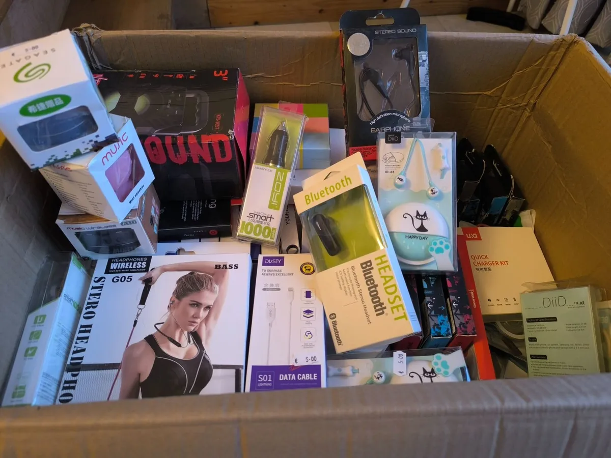 2 boxes of Mix of small electronics 260 pieces - Image 1