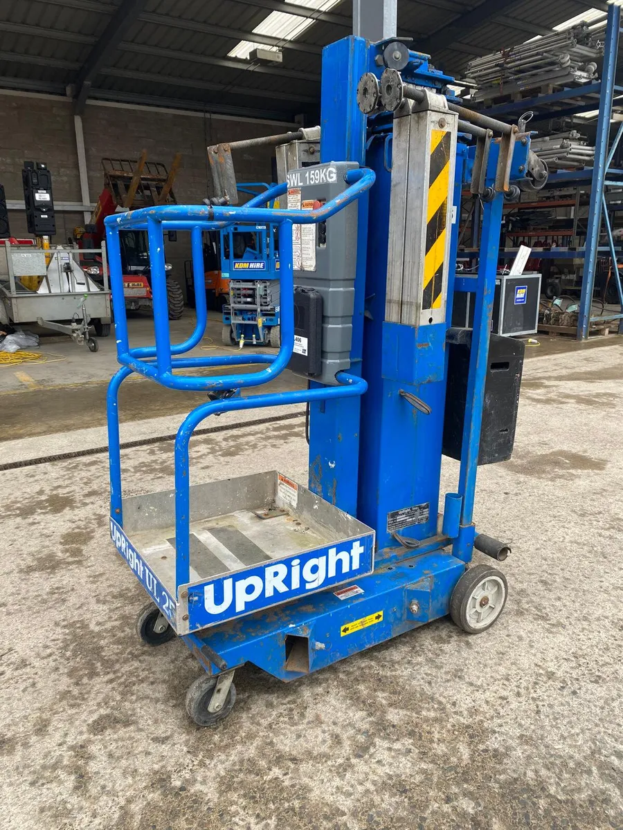 UPRIGHT UL25 31FT BATTERY POWERED PERSONNEL LIFT - Image 1