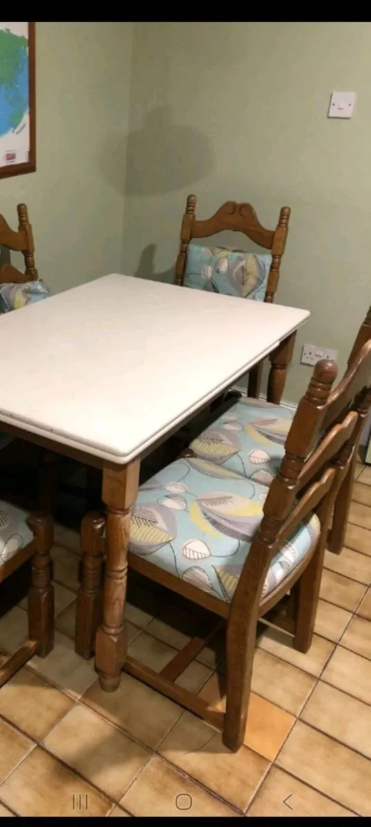 Table and chairs - Image 3