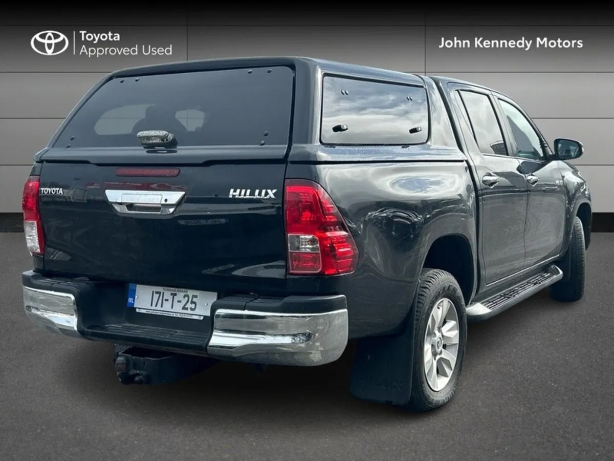 Toyota Hilux DOUBLE CAB SR5 4DR CREWCAB - Image 2