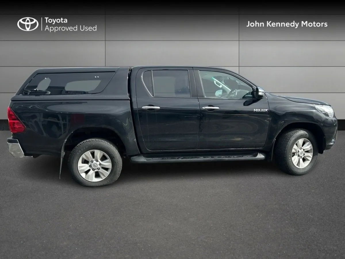 Toyota Hilux DOUBLE CAB SR5 4DR CREWCAB - Image 3