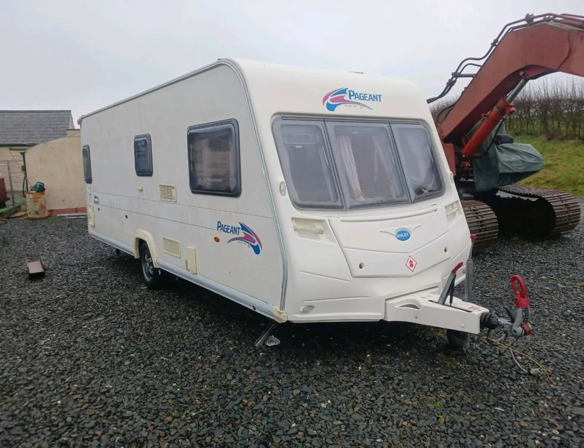 Bailey pageant burgundy , fixed bed , u lounge - Image 2