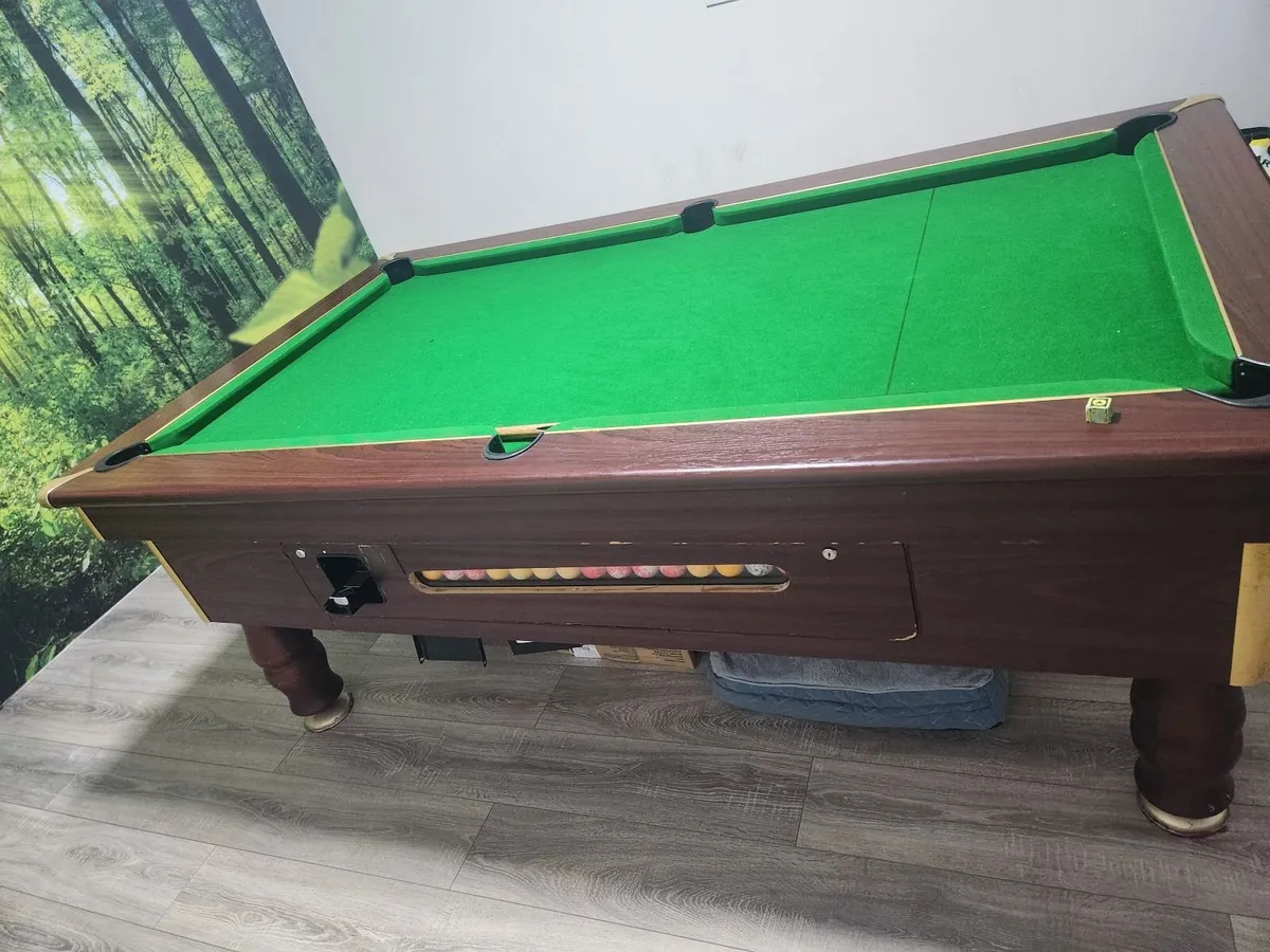 Pool table - Image 1