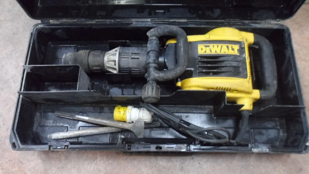 DeWalt SDS Max Demolition Hammer (D25899K) - Image 1