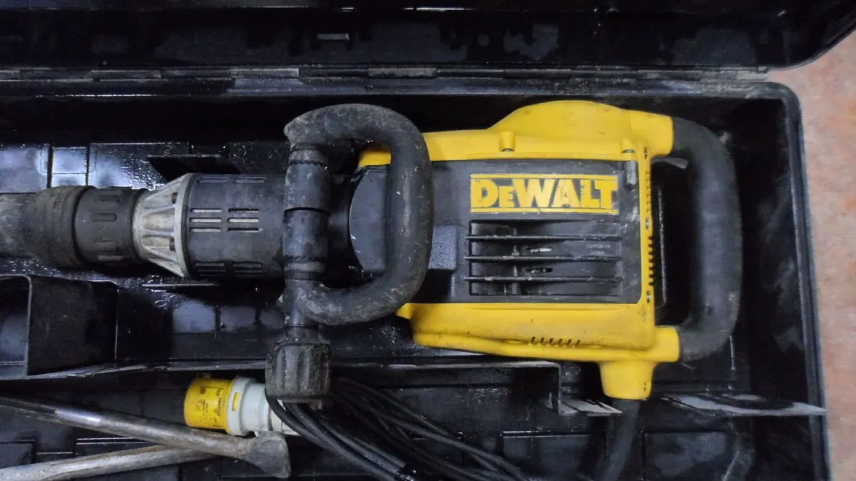 DeWalt SDS Max Demolition Hammer (D25899K) - Image 3