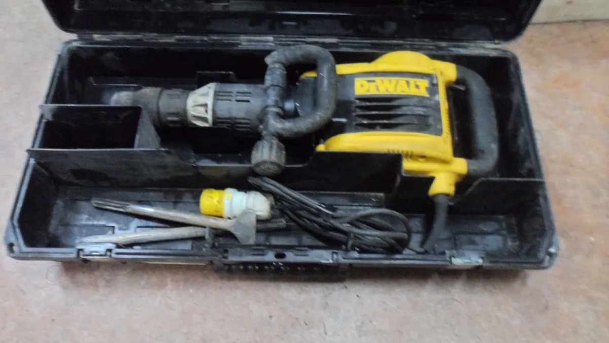 DeWalt SDS Max Demolition Hammer (D25899K) - Image 2