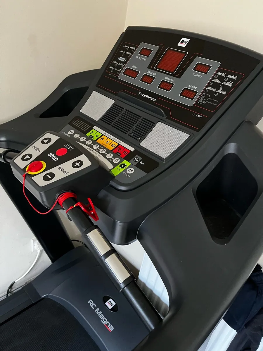 22km BH magna AC series treadmill 150kg capacity - Image 3