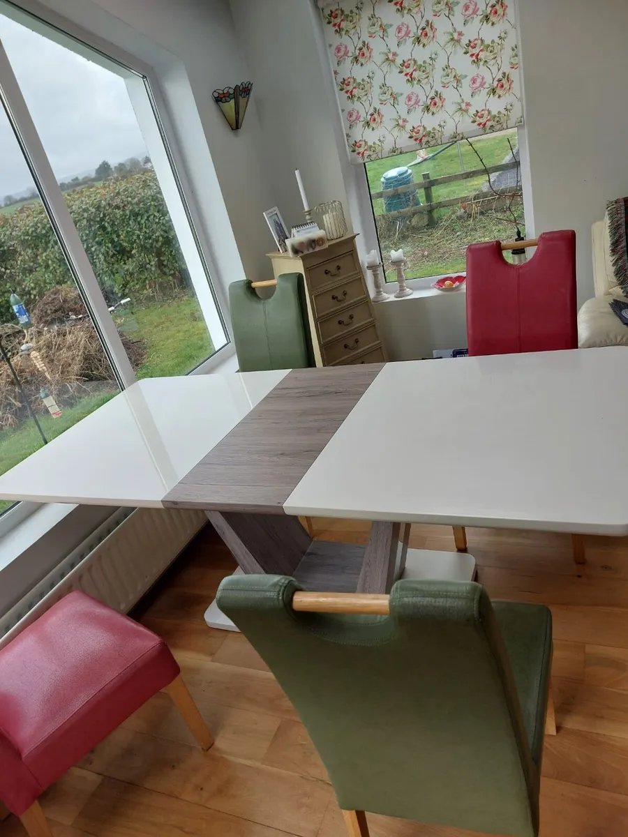 Table and chairs - Image 1