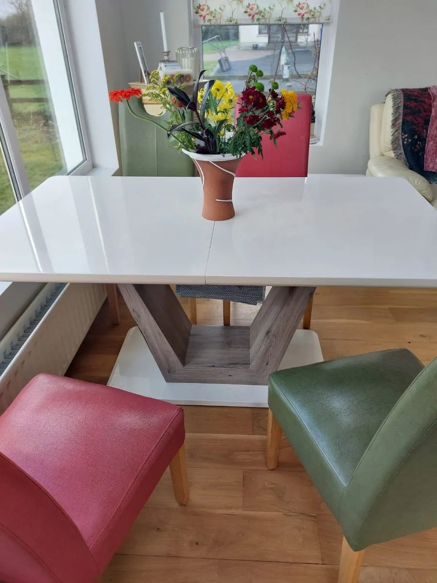 Table and chairs - Image 2