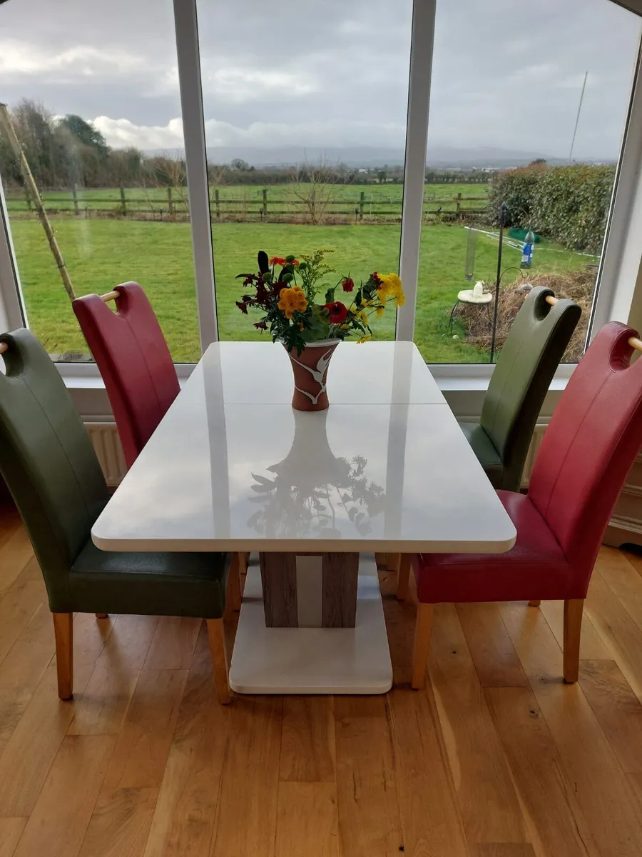 Table and chairs - Image 4
