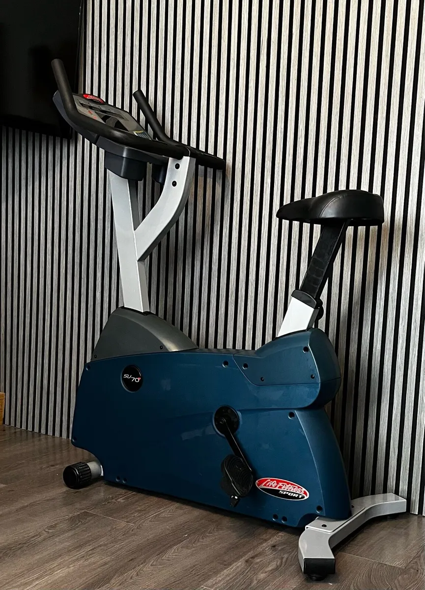 Life fitness commercial exercise bike - Image 1