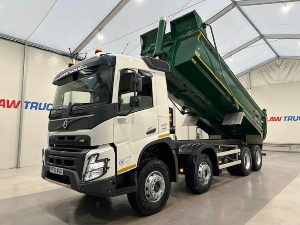 Volvo  FMX 420 8x4 Day Cab Steel Tipper - Image 3