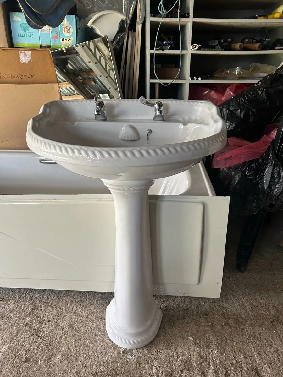 Bathroom suite - Image 1