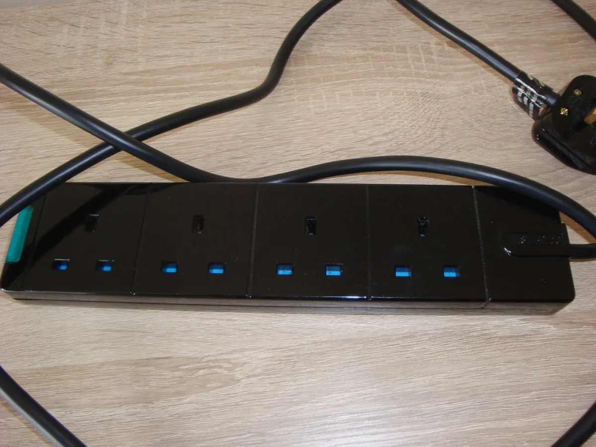 Maserplug black extension 4-gang lead cable 2m - Image 3