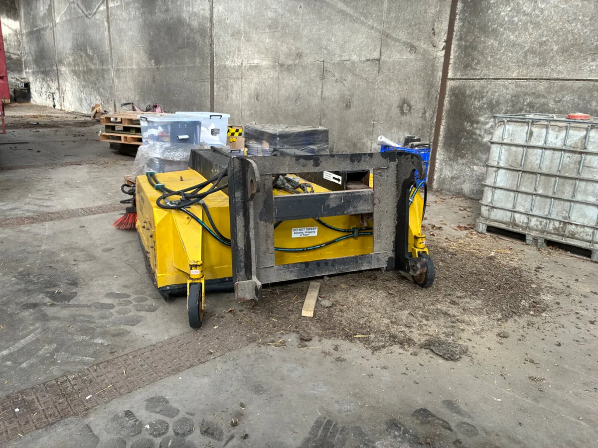 15 Multi sweep 725c bucket sweeper c/w side brush - Image 3