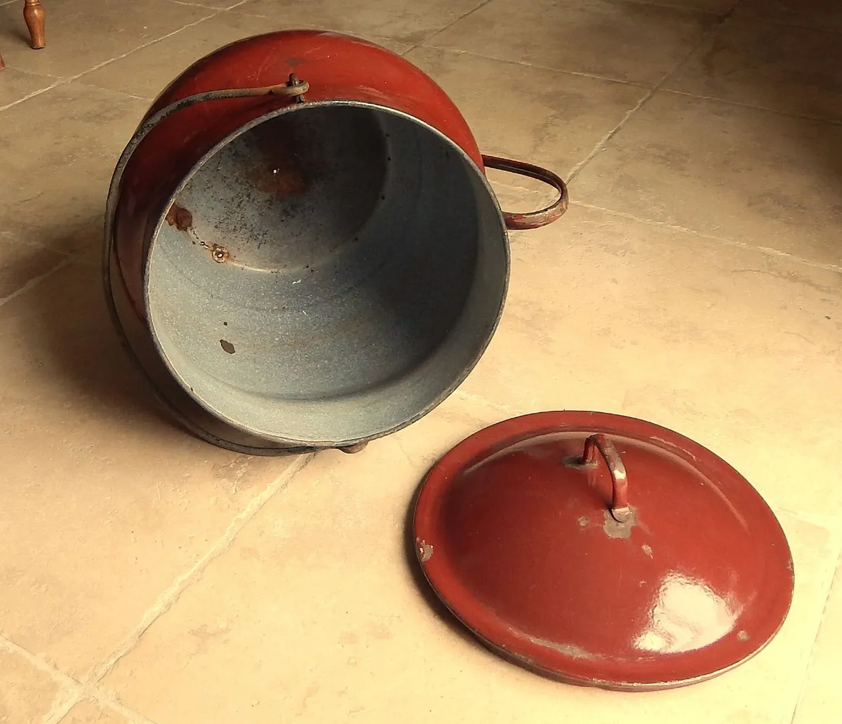 Large Vintage Metal Enamelware Lidded Cauldron Pot - Image 4