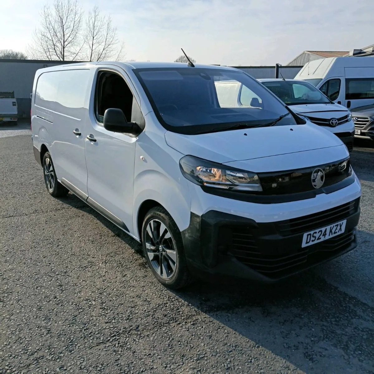 24 vivaro van, 3 seats , 2.0hdi 30k miles £9900+ - Image 1