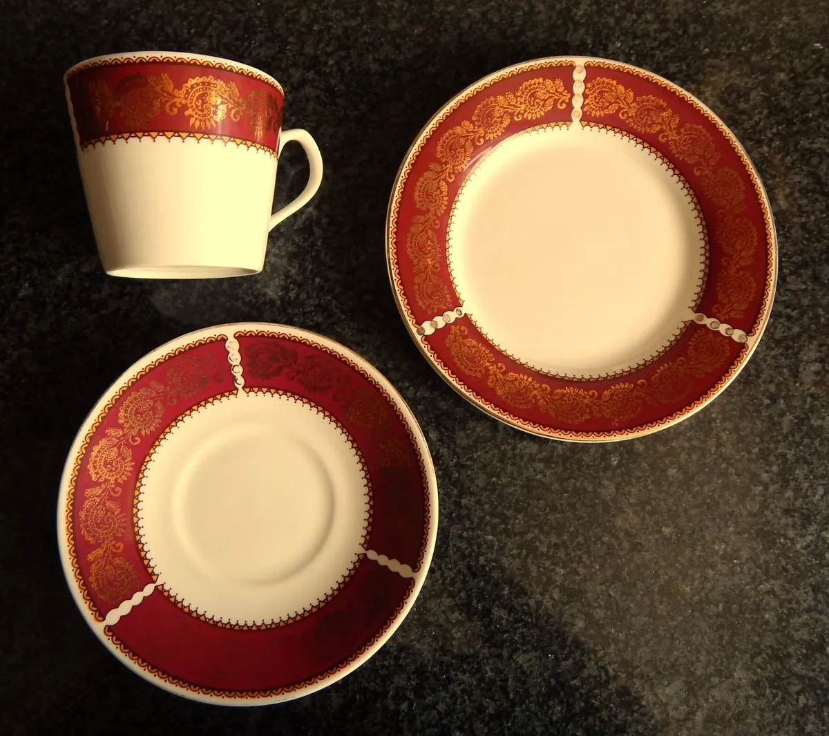 18 Piece Elizabethan Burgundy Bone China Tea Set - Image 4