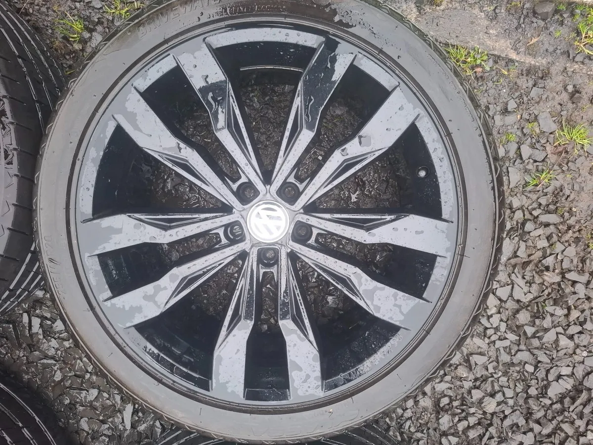 20" Genuine Vw Tiguan Suzuka Alloys with tyres - Image 1