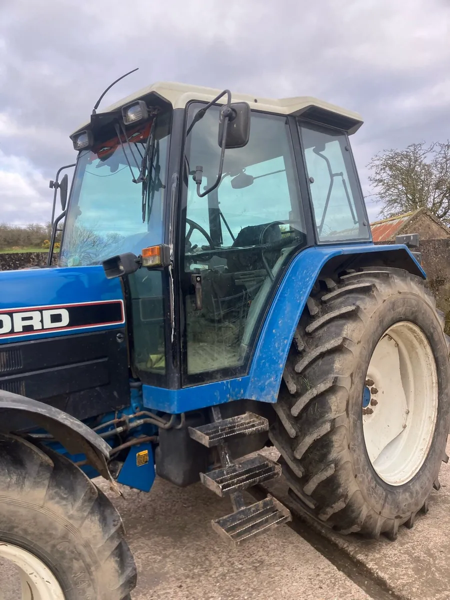 Ford tractor 8240 - Image 1