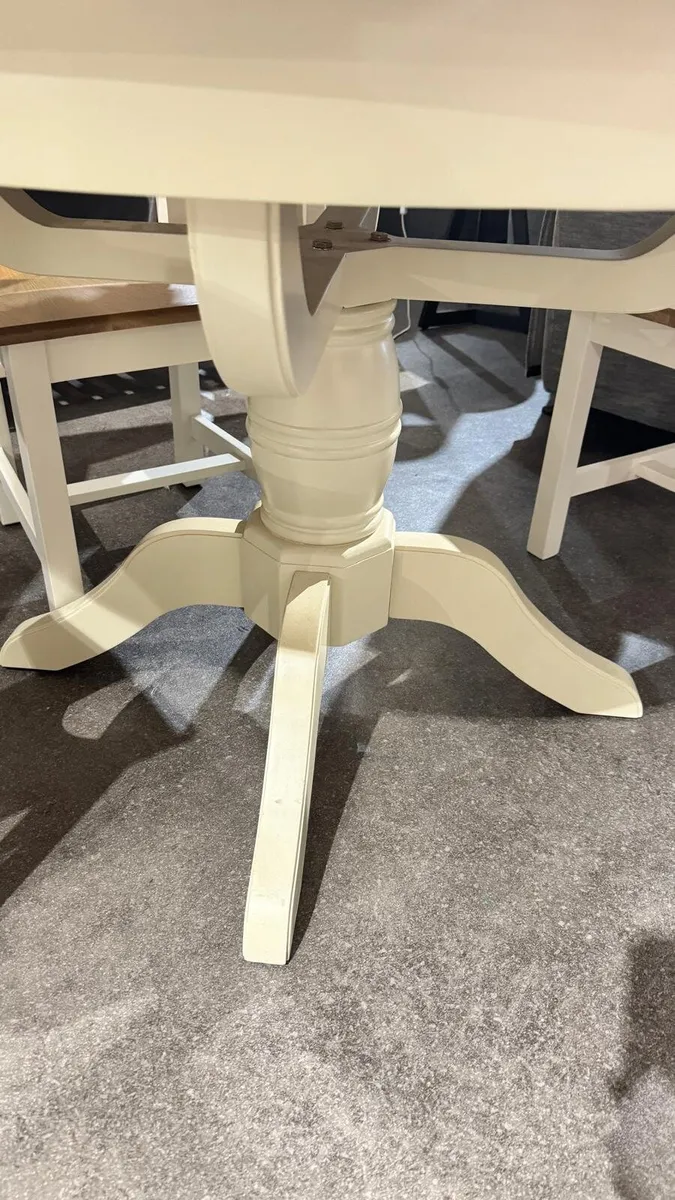 Round Extending Oak Dining table Ex Display - Image 1