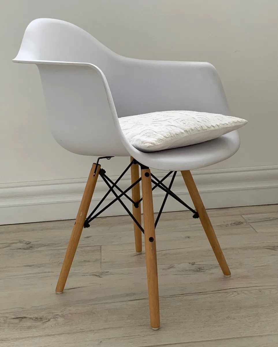 Eames style white chairs x 2 - Image 1