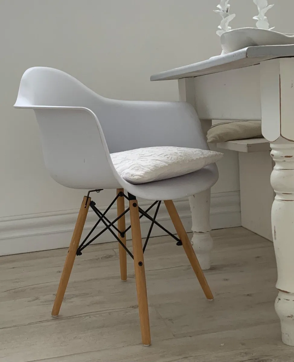 Eames style white chairs x 2 - Image 2