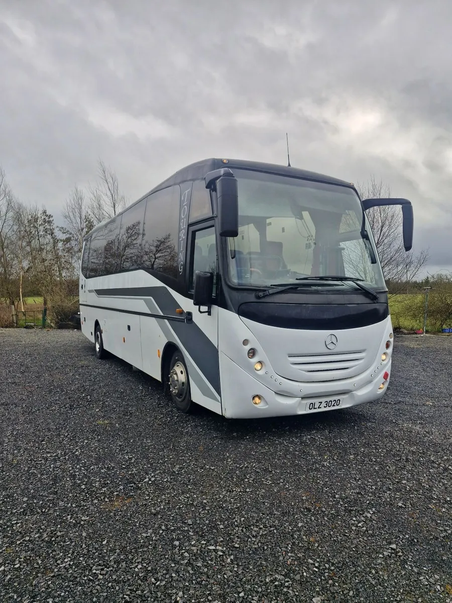 Mercedes-Benz  unvi touring - Image 2