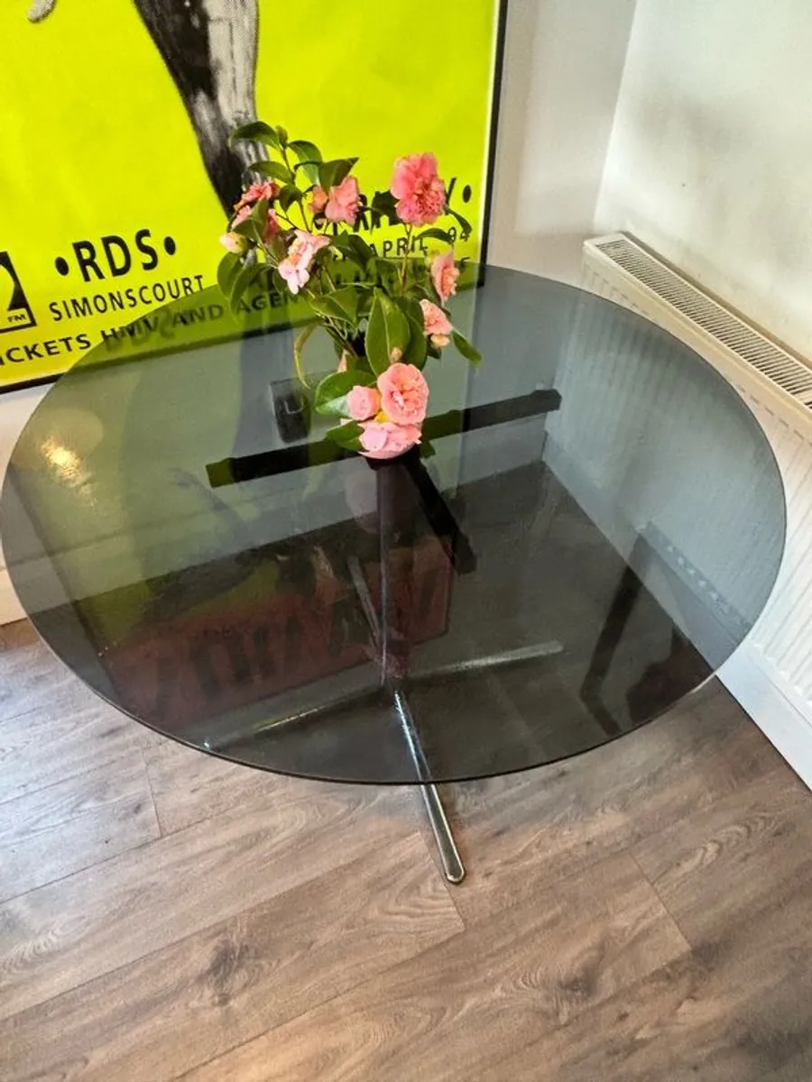 Round black glass table - Image 1