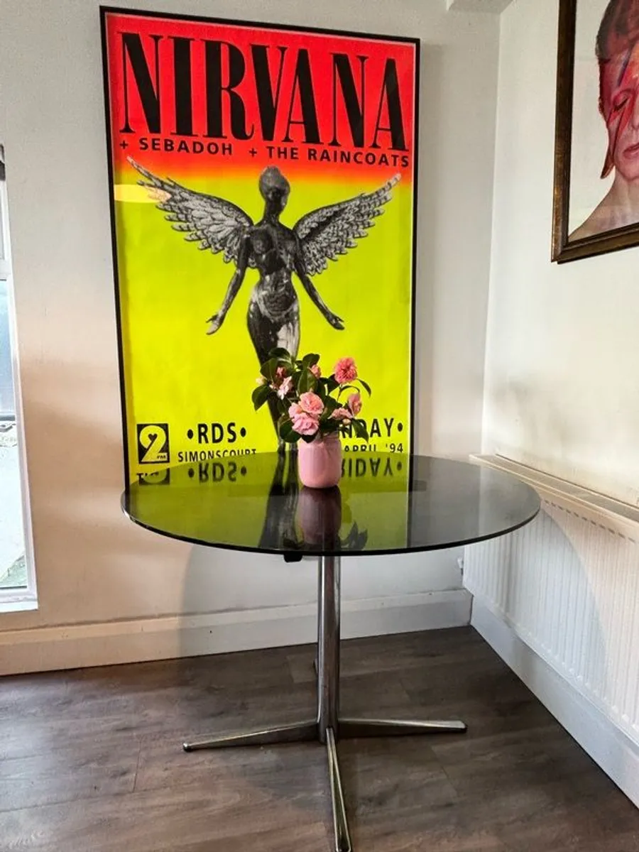 Round black glass table - Image 2