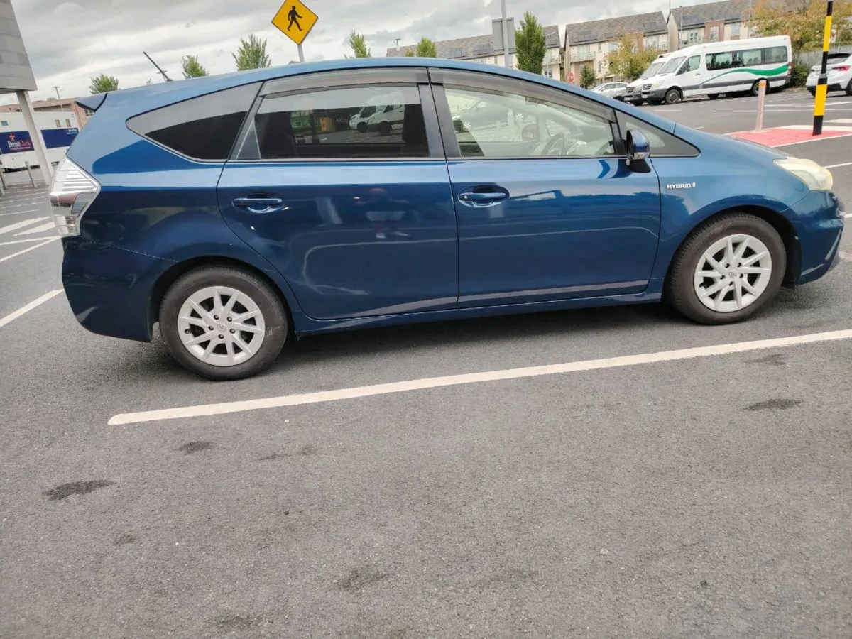 Prius Alpha - Image 3