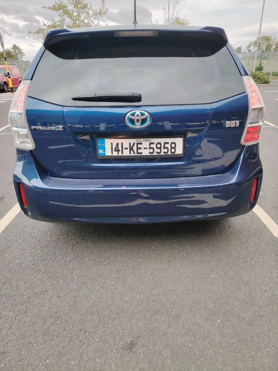 Prius Alpha - Image 4