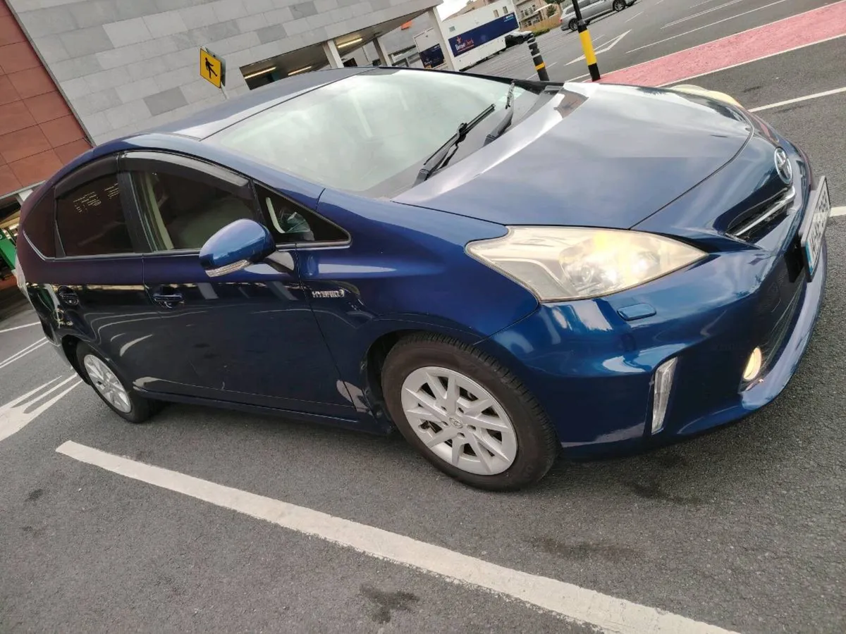 Prius Alpha - Image 2
